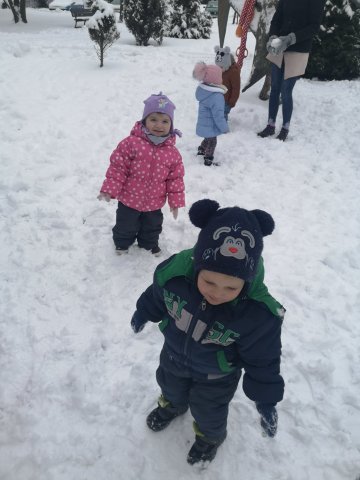 Zimowe zabawy na śniegu Smerfików