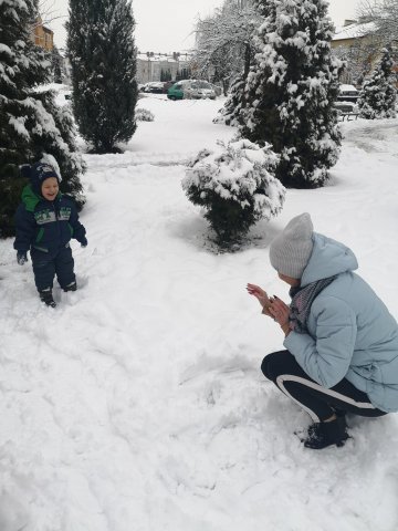 Zimowe zabawy na śniegu Smerfików